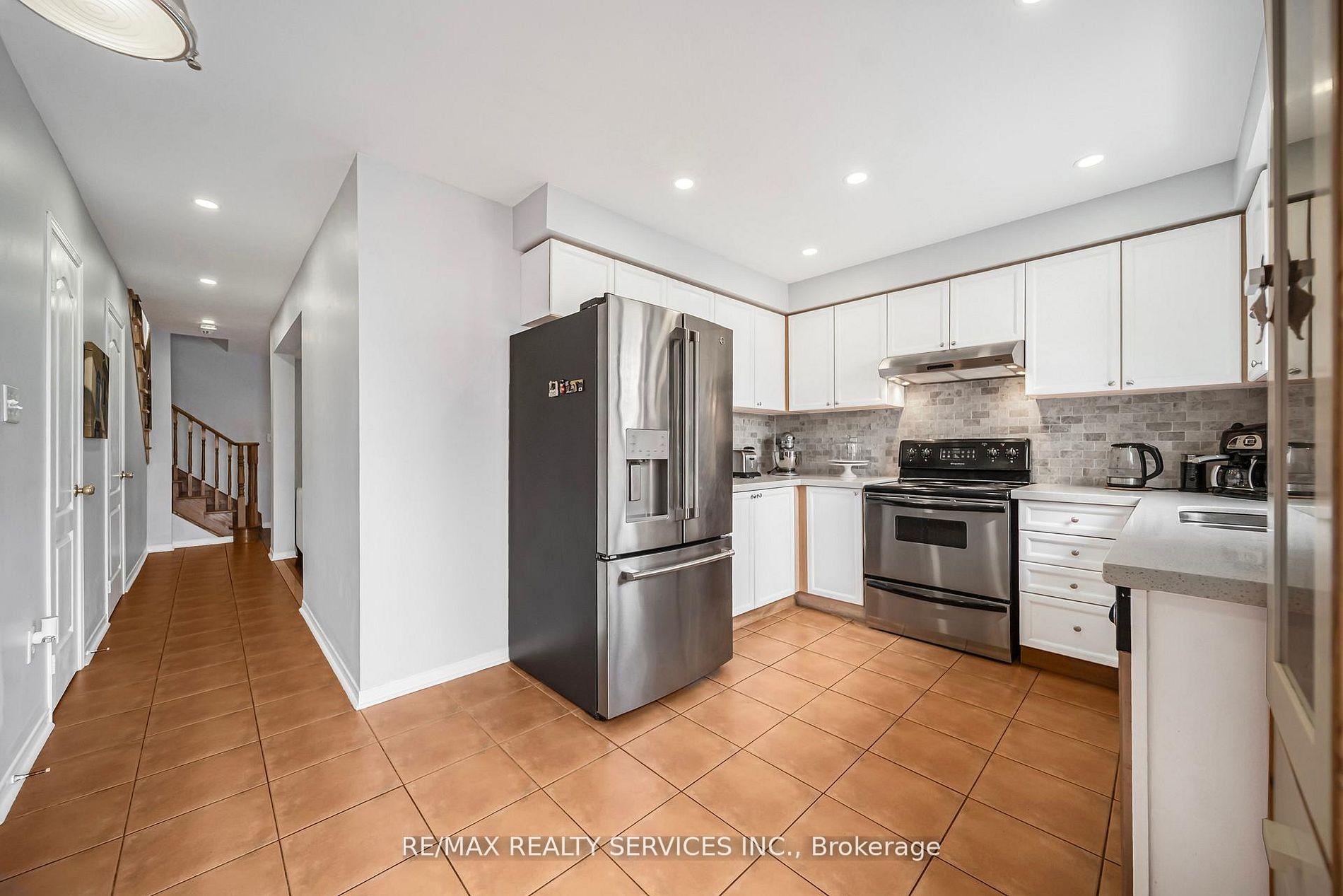Photo 12 of 81 Roadmaster Lane, Brampton, Fletcher's Meadow — HOMEH