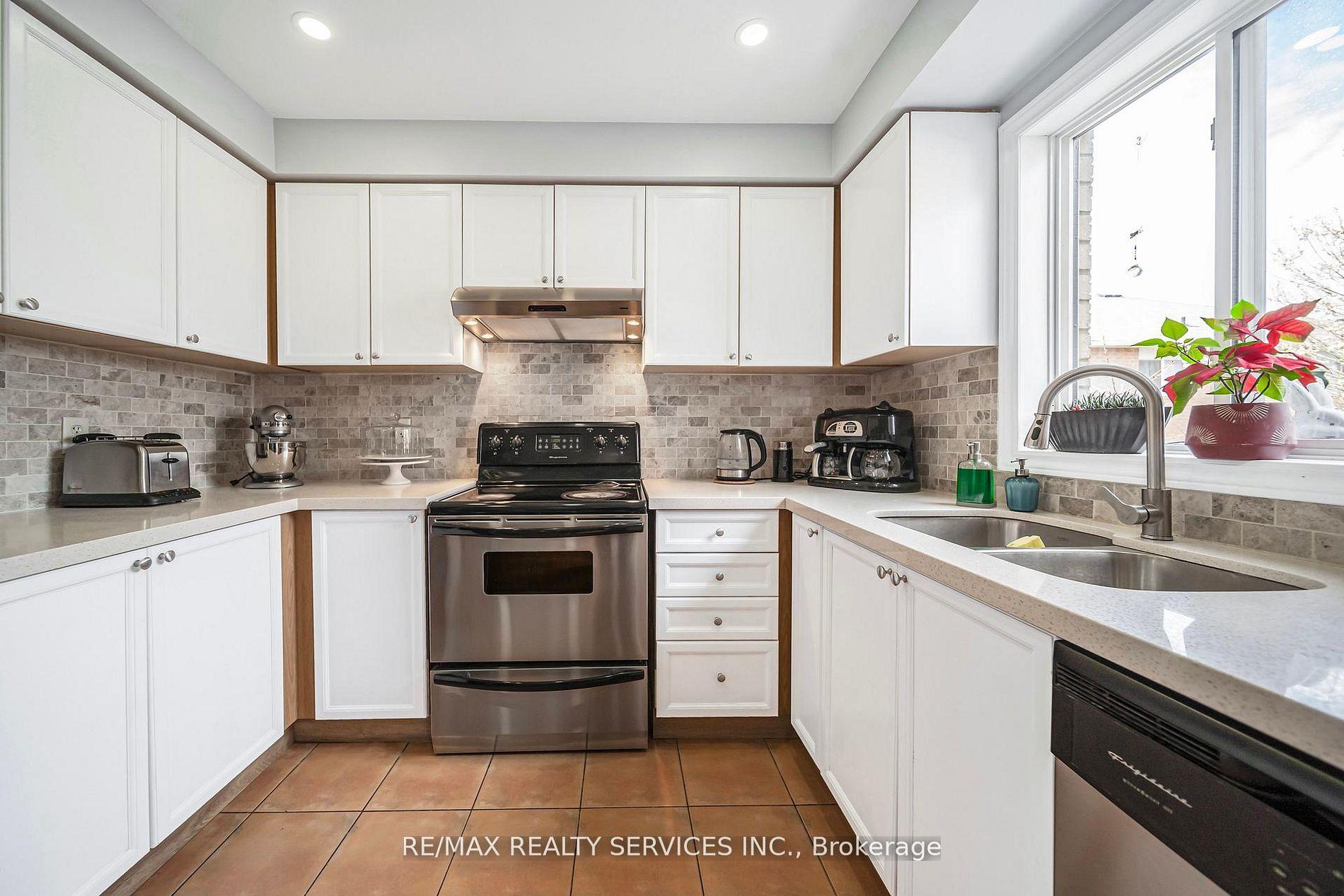 Photo 15 of 81 Roadmaster Lane, Brampton, Fletcher's Meadow — HOMEH