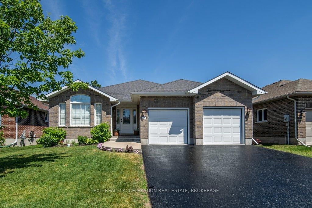 Front of 92 Hartwood Crescent