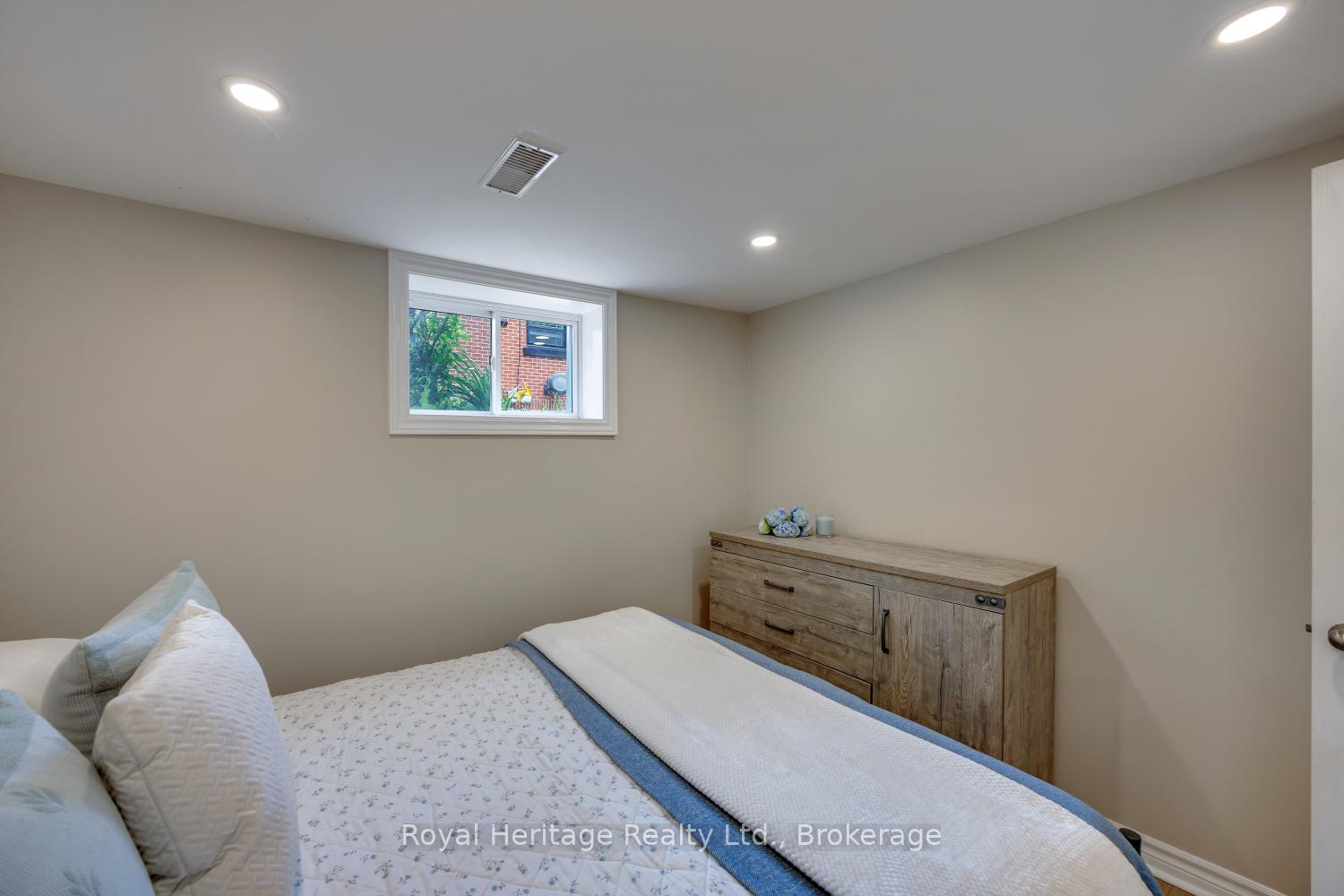 Photo 40 of 4 Jane Street, Clarington, Bowmanville — HOMEH