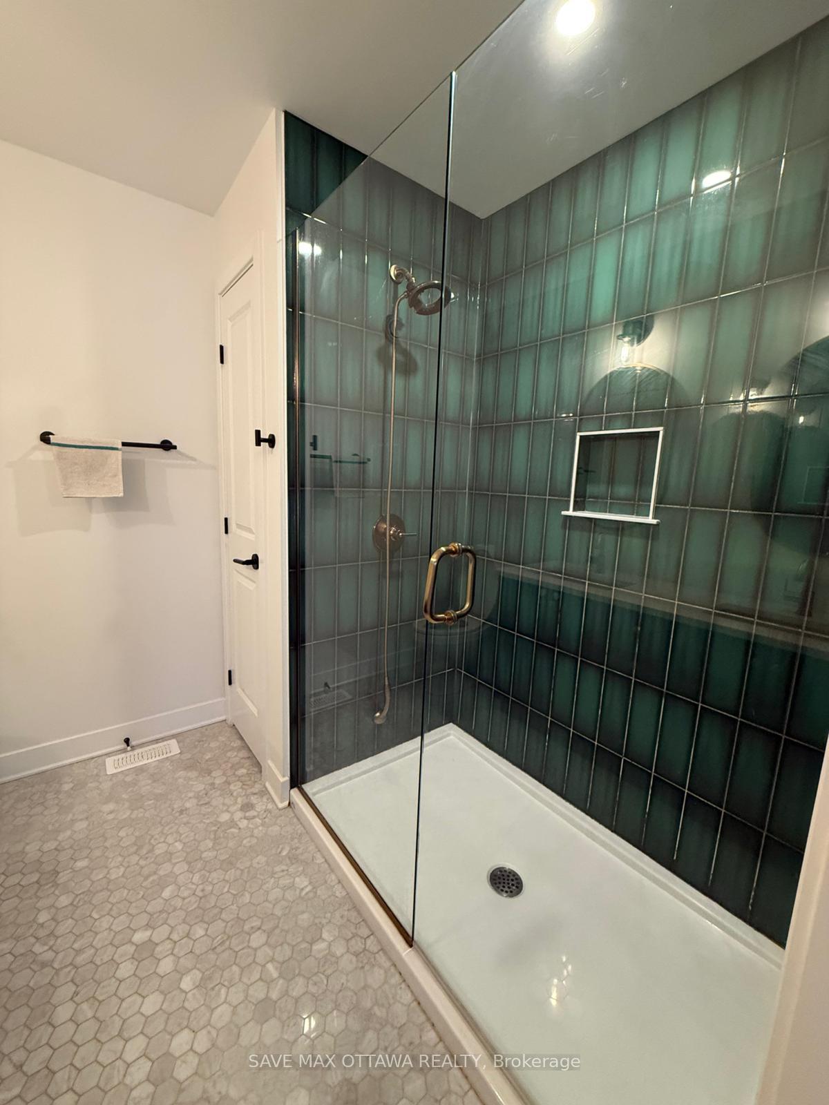 Photo 11 of 92 Longworth Avenue, Ottawa, Leitrim — HOMEH