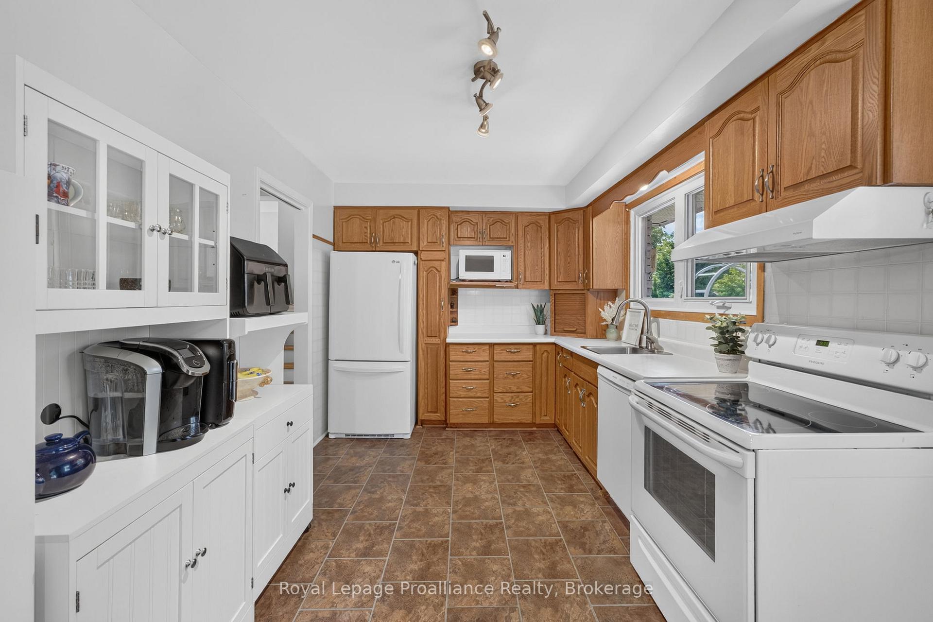 Photo 9 of 12 Stavebank Road, Belleville, Belleville Ward — HOMEH