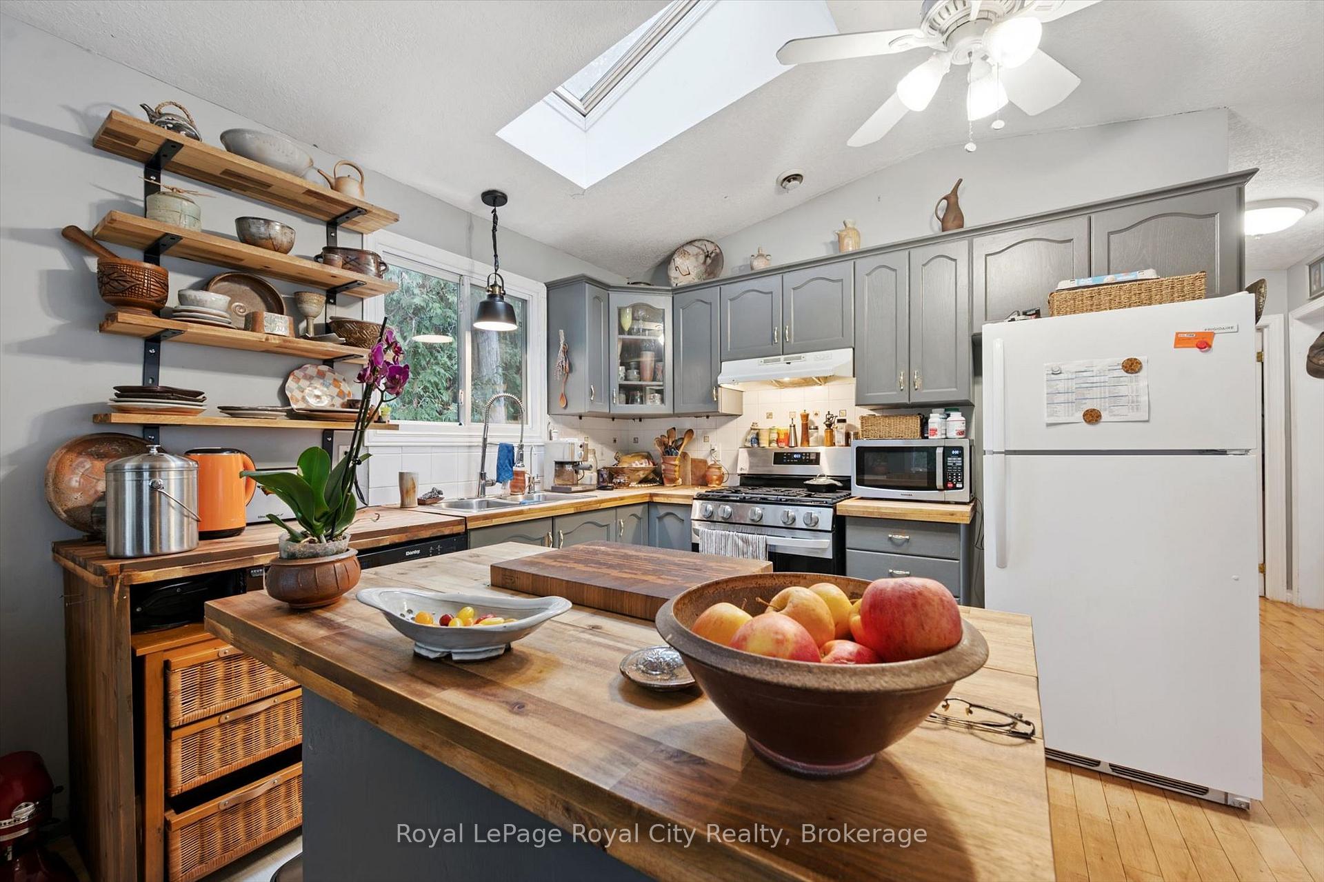 Photo 15 of 10 Spruce Avenue, Puslinch, Rural Puslinch East — HOMEH