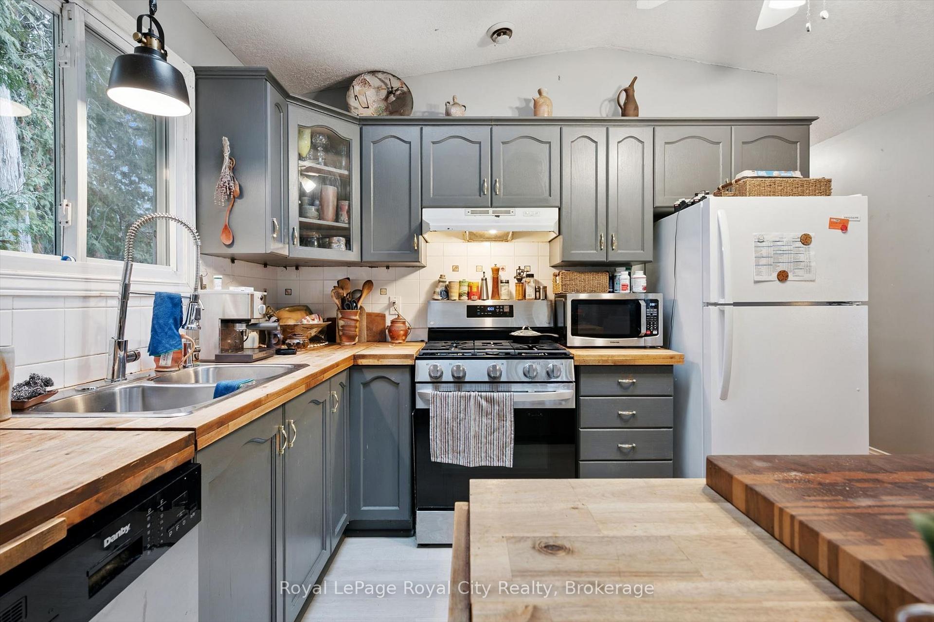 Photo 16 of 10 Spruce Avenue, Puslinch, Rural Puslinch East — HOMEH