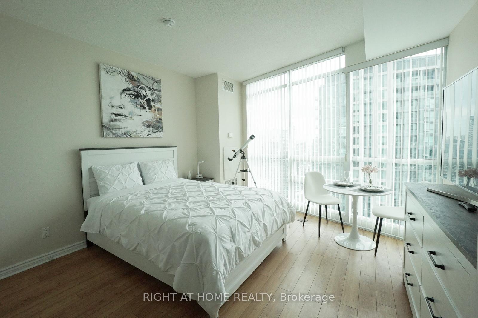 Photo 4 of Unit 3307, 219 Fort York Boulevard, Toronto, Niagara — HOMEH