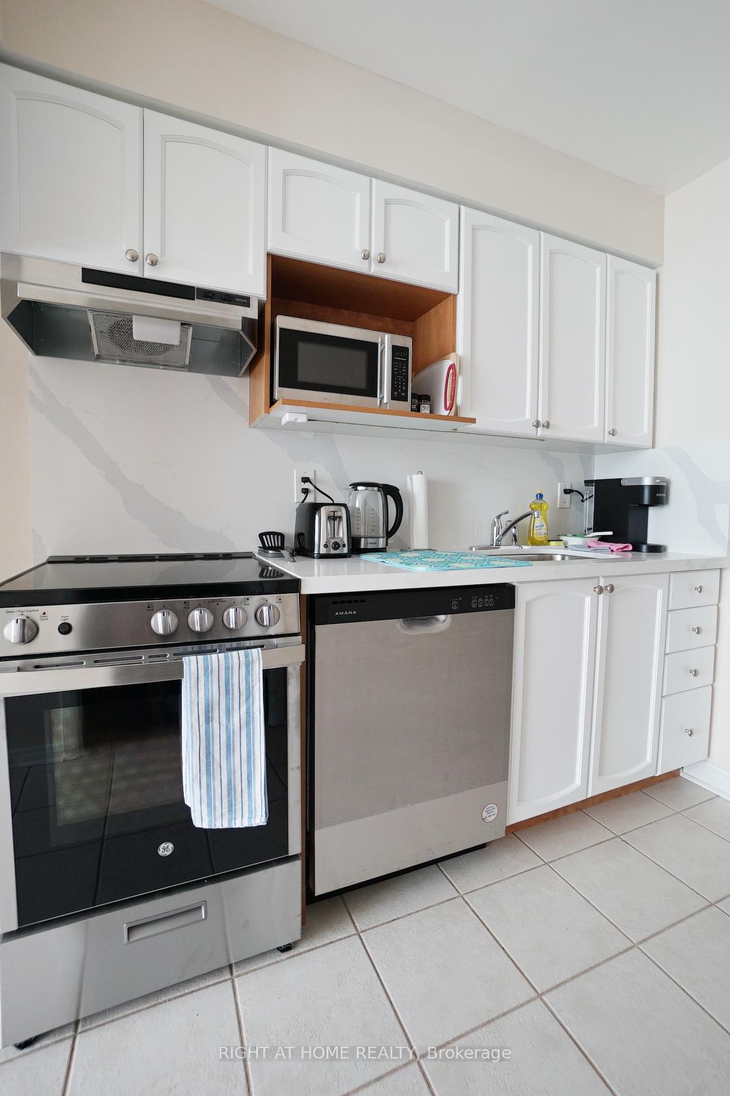 Photo 6 of Unit 3307, 219 Fort York Boulevard, Toronto, Niagara — HOMEH