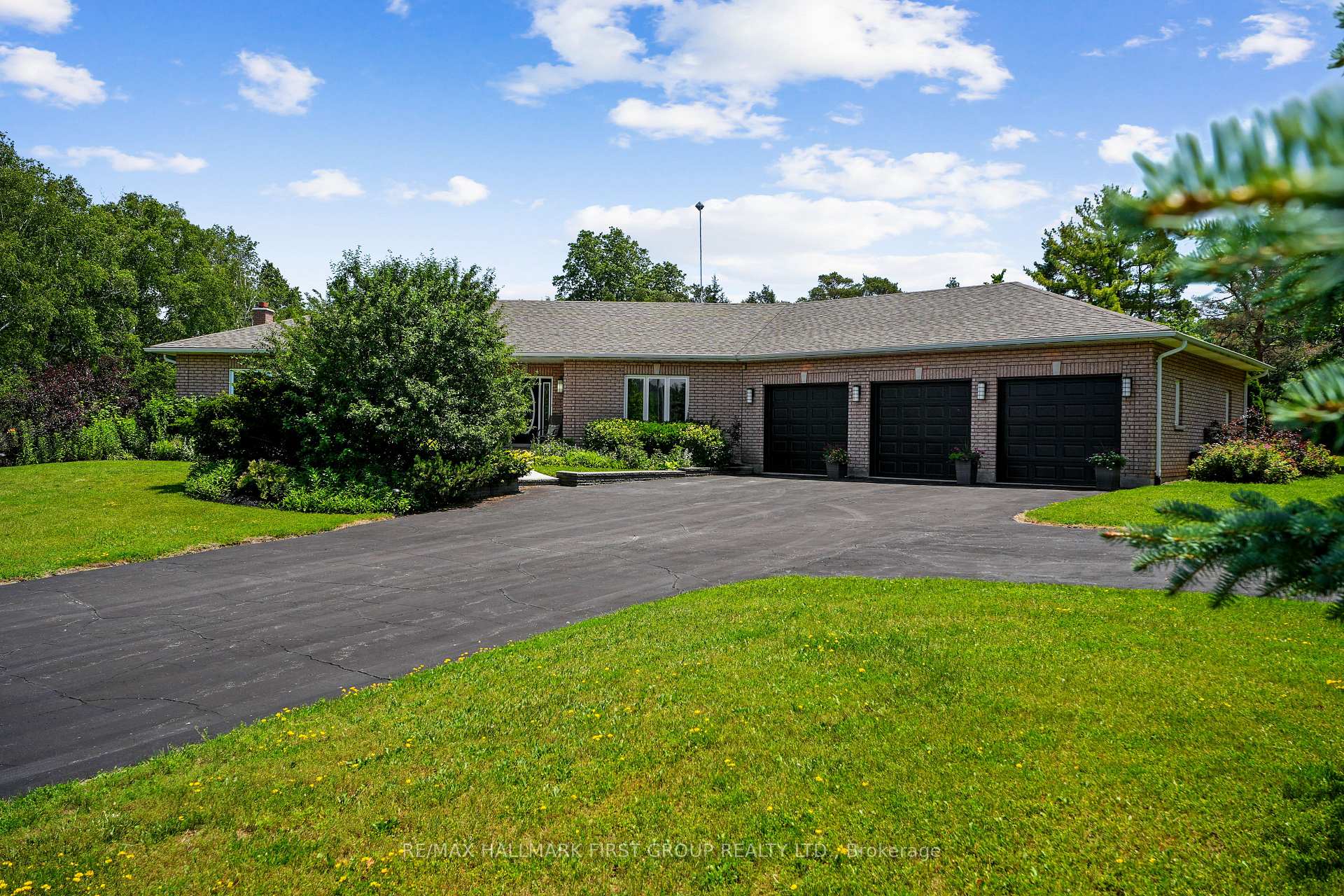 Photo 4 of 3211 Charbrook Crescent, Hamilton Township, Rural Hamilton — HOMEH