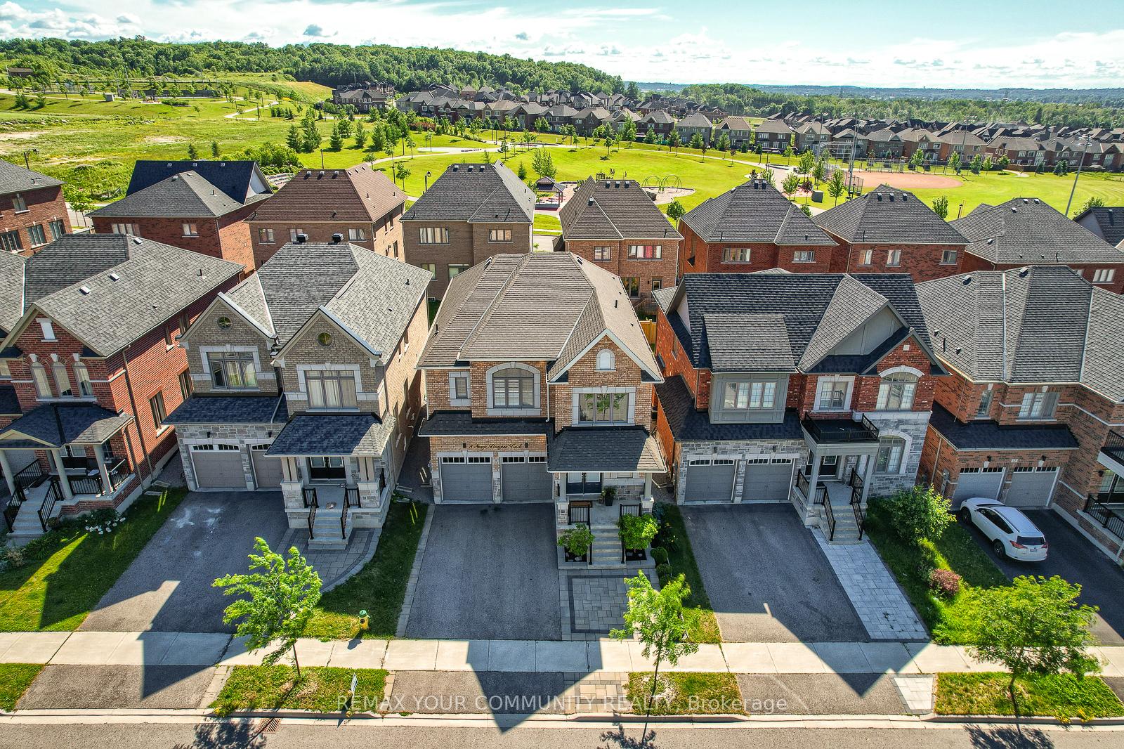 Photo 3 of 8 Snap Dragon Trail, East Gwillimbury, Holland Landing — HOMEH