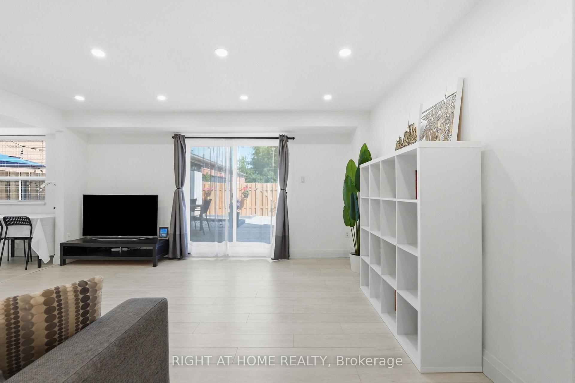 Photo 2 of Unit 4, 475 Claridge Road, Burlington, Roseland — HOMEH