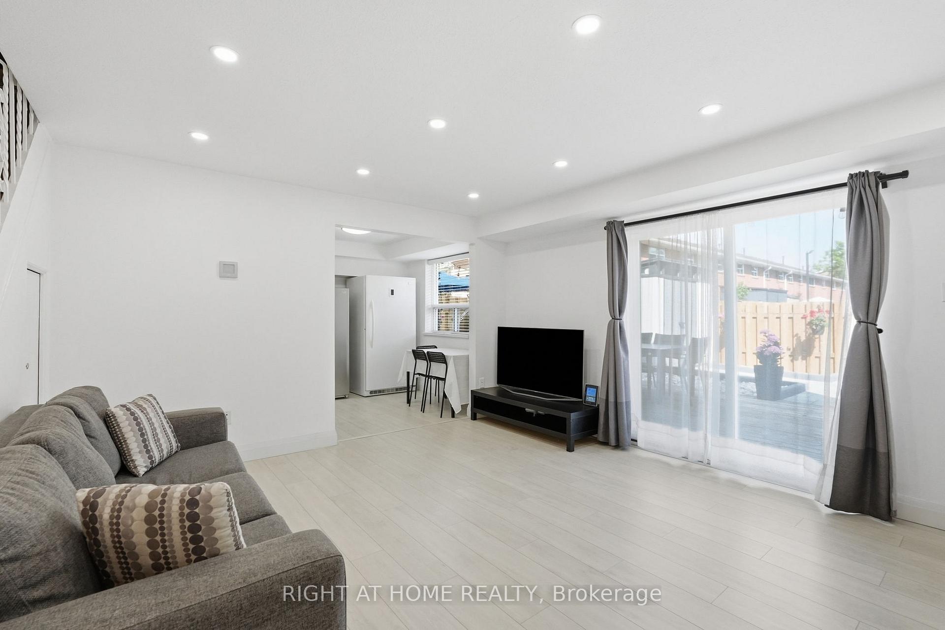 Photo 3 of Unit 4, 475 Claridge Road, Burlington, Roseland — HOMEH