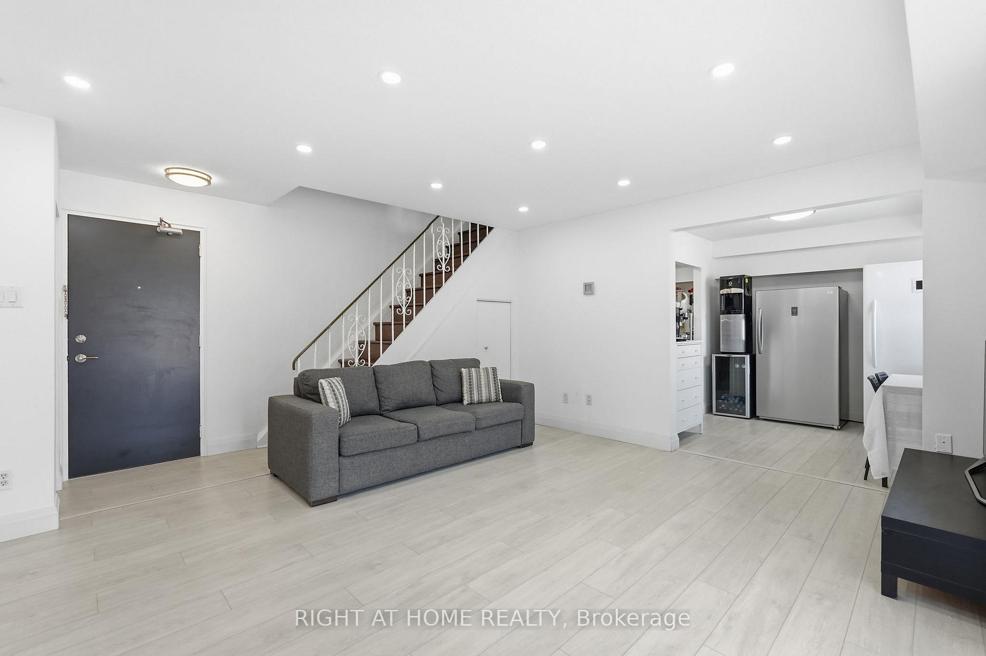 Photo 4 of Unit 4, 475 Claridge Road, Burlington, Roseland — HOMEH