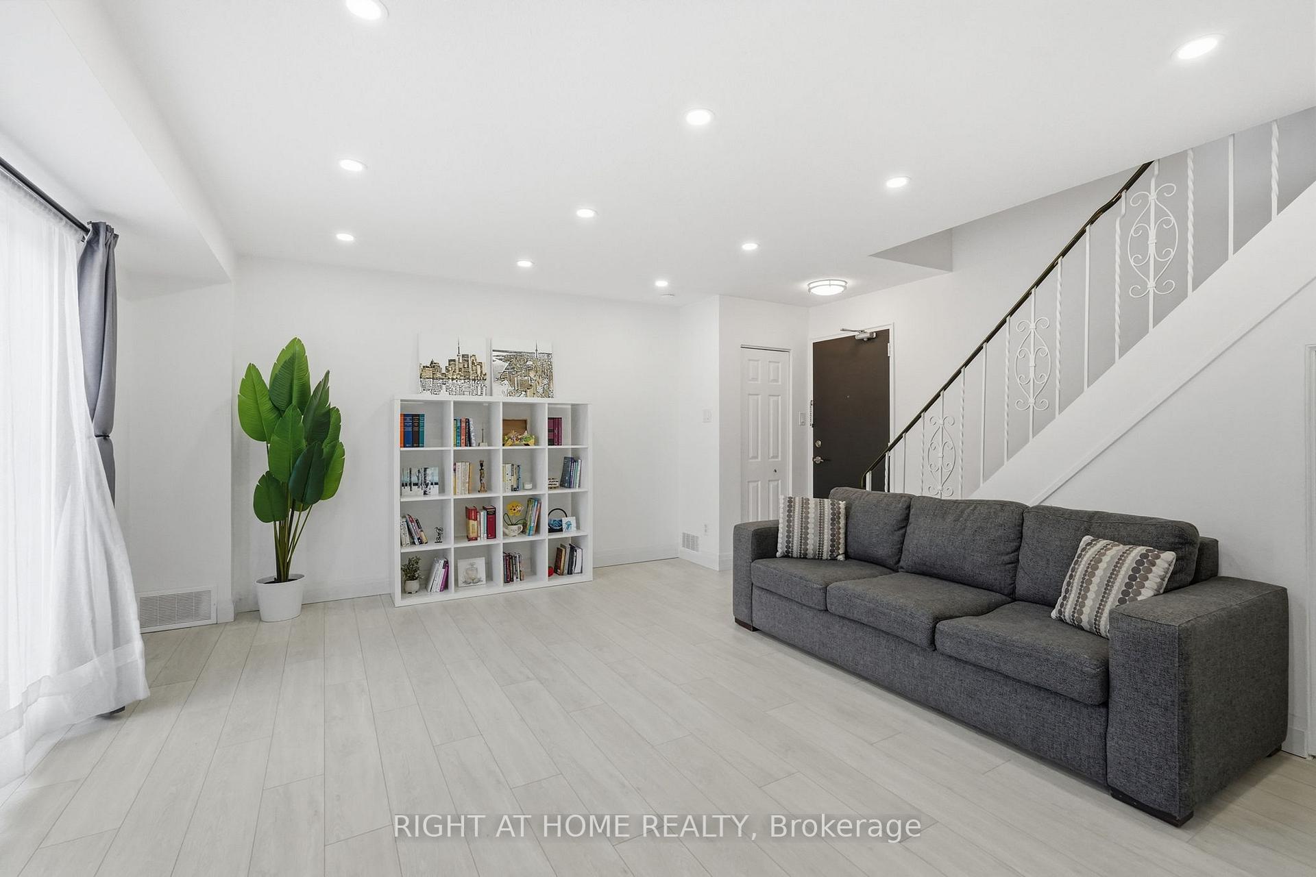 Photo 5 of Unit 4, 475 Claridge Road, Burlington, Roseland — HOMEH