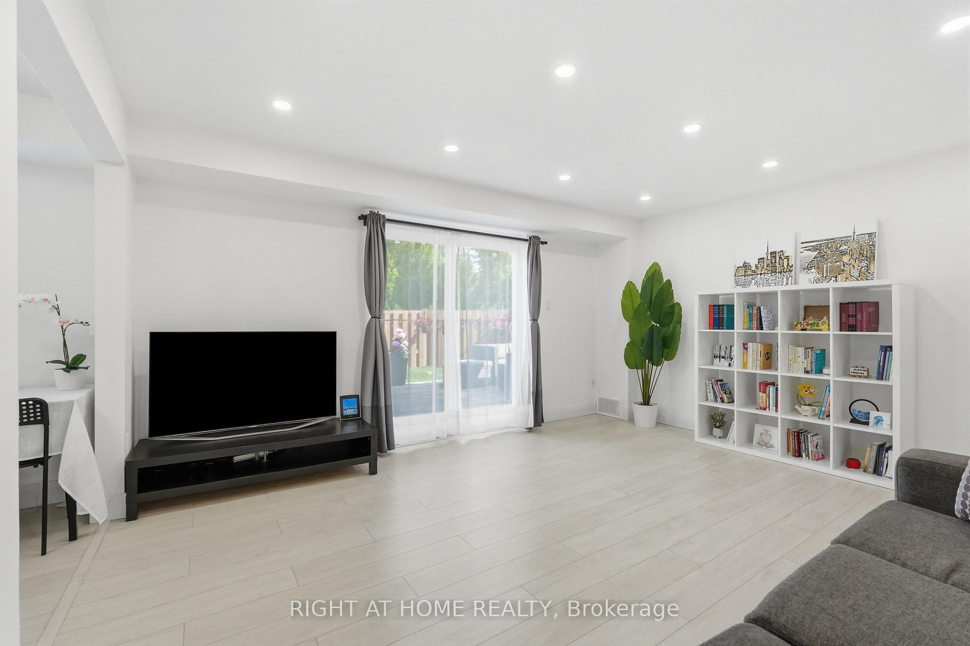 Photo 6 of Unit 4, 475 Claridge Road, Burlington, Roseland — HOMEH