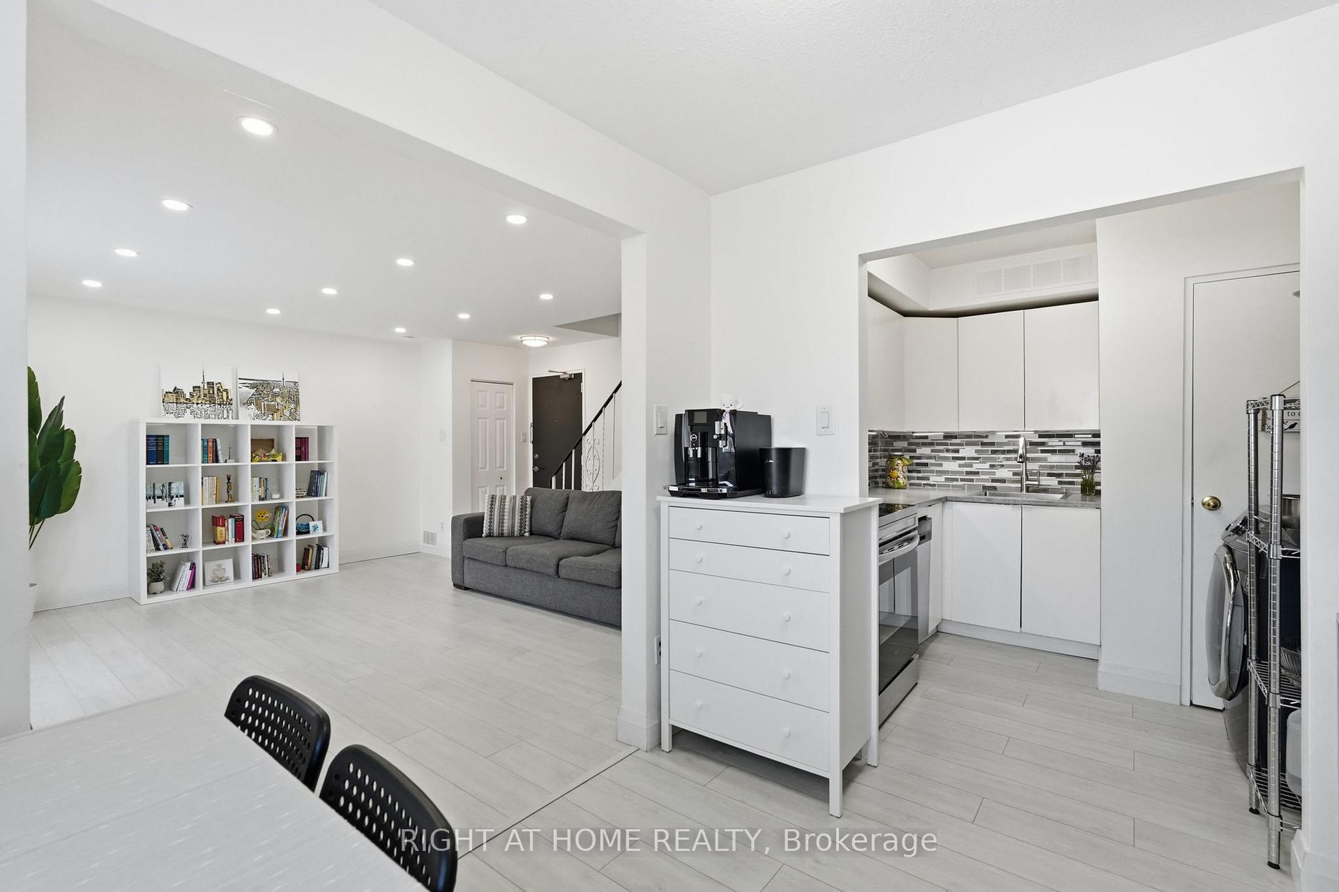 Photo 8 of Unit 4, 475 Claridge Road, Burlington, Roseland — HOMEH