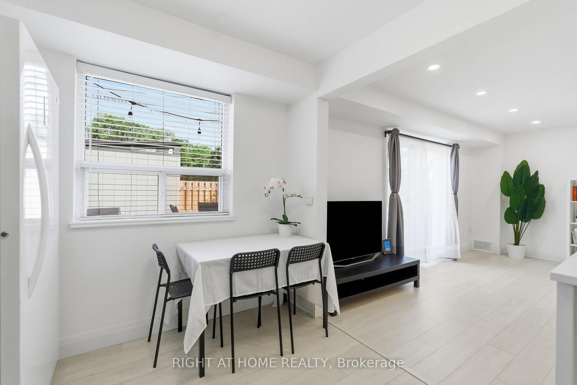Photo 9 of Unit 4, 475 Claridge Road, Burlington, Roseland — HOMEH