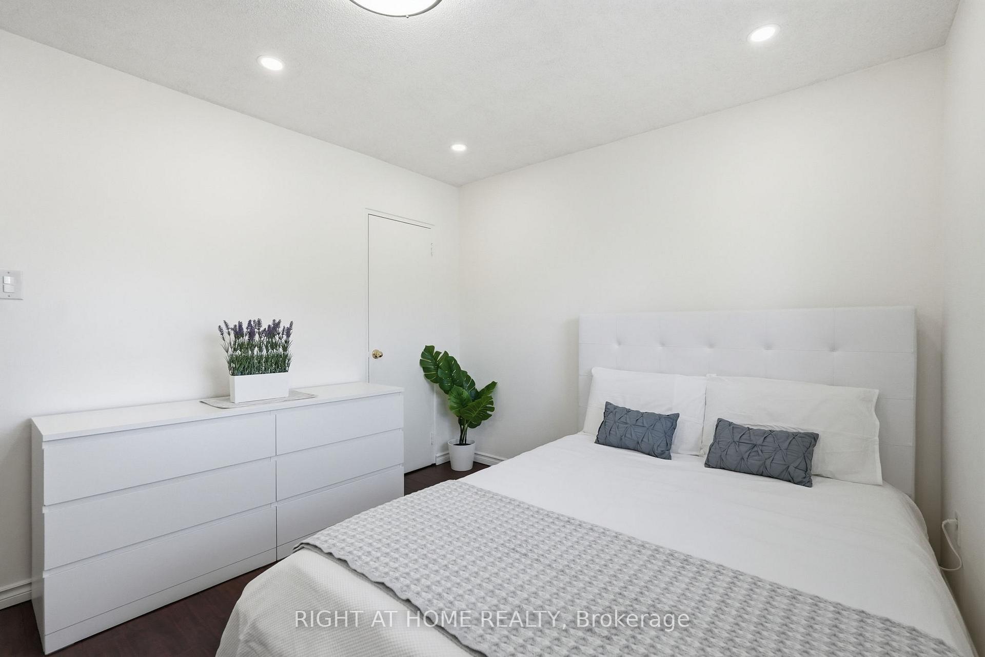 Photo 19 of Unit 4, 475 Claridge Road, Burlington, Roseland — HOMEH