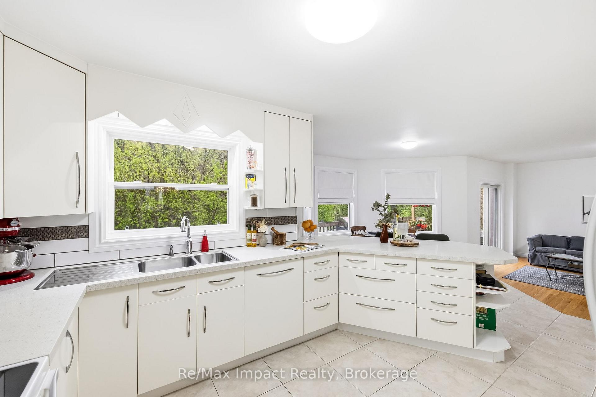 Photo 6 of 293 Blue Heron Drive, Oshawa, Eastdale — HOMEH