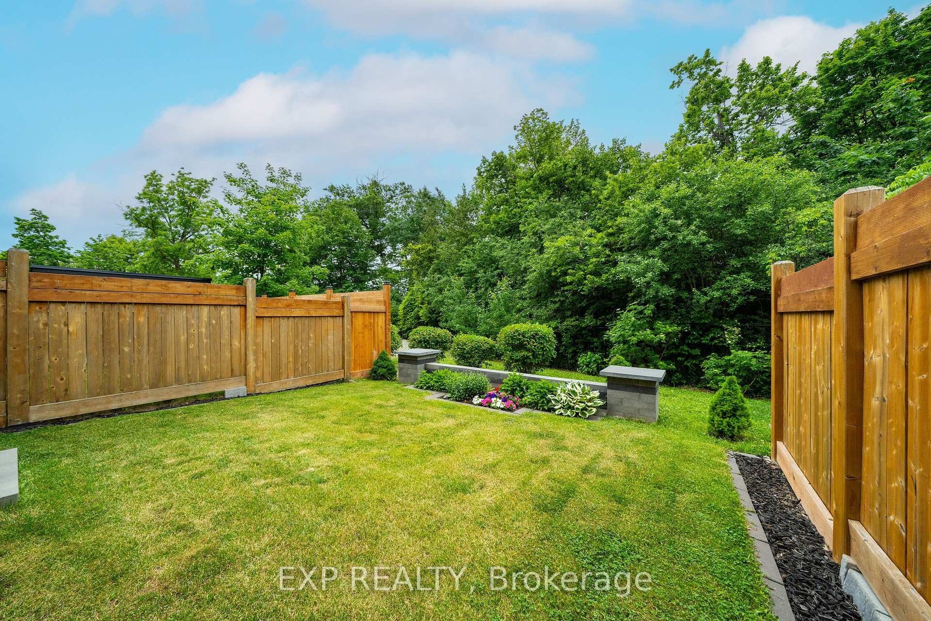 Photo 2 of 20 Crestridge Drive, Vaughan, Patterson — HOMEH