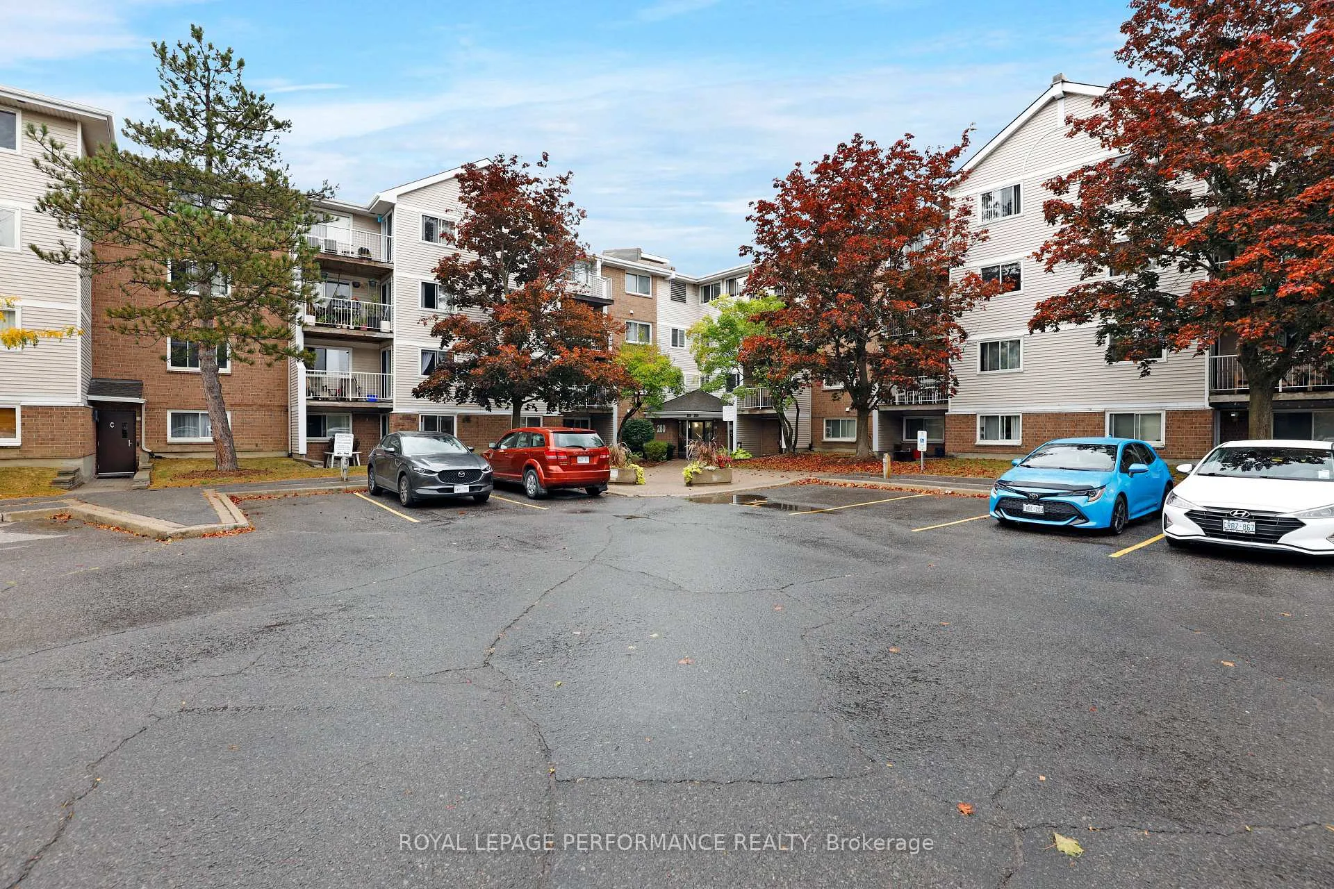 Photo 2 of Unit 412, 280 Brittany Drive, Ottawa, Viscount Alexander Park — HOMEH