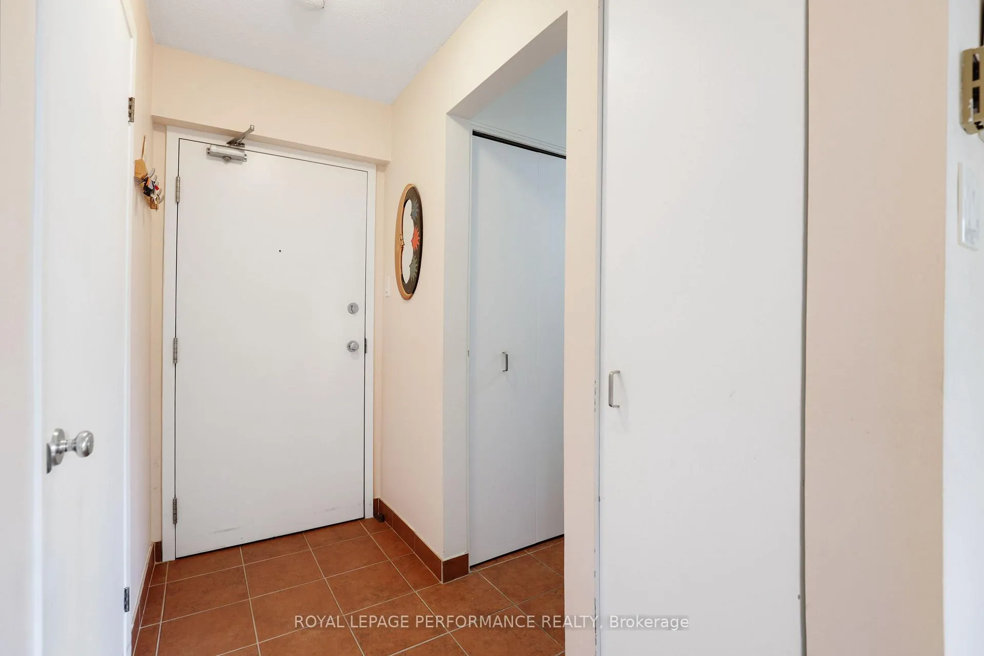Photo 7 of Unit 412, 280 Brittany Drive, Ottawa, Viscount Alexander Park — HOMEH