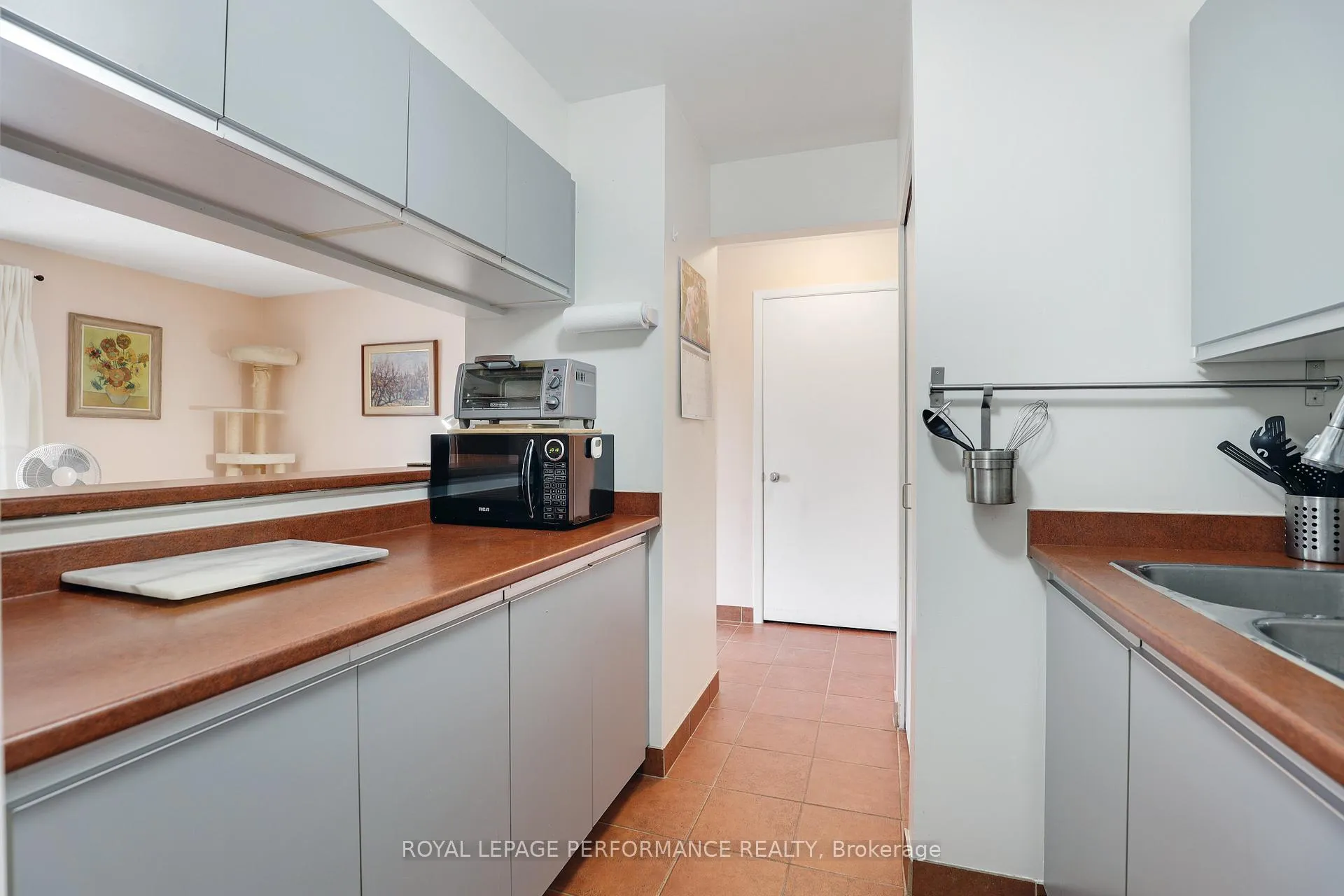 Photo 9 of Unit 412, 280 Brittany Drive, Ottawa, Viscount Alexander Park — HOMEH