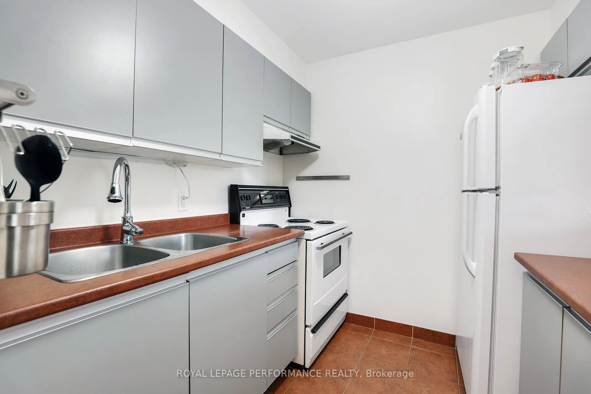 Photo 10 of Unit 412, 280 Brittany Drive, Ottawa, Viscount Alexander Park — HOMEH