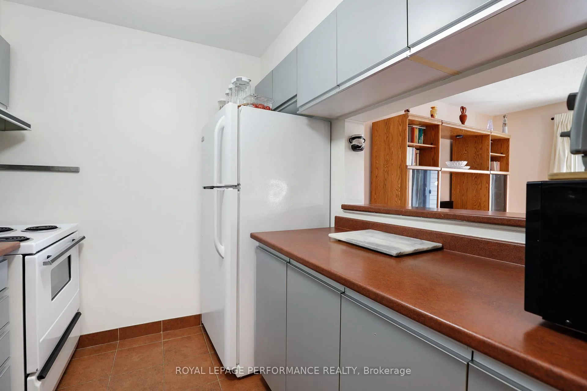 Photo 11 of Unit 412, 280 Brittany Drive, Ottawa, Viscount Alexander Park — HOMEH