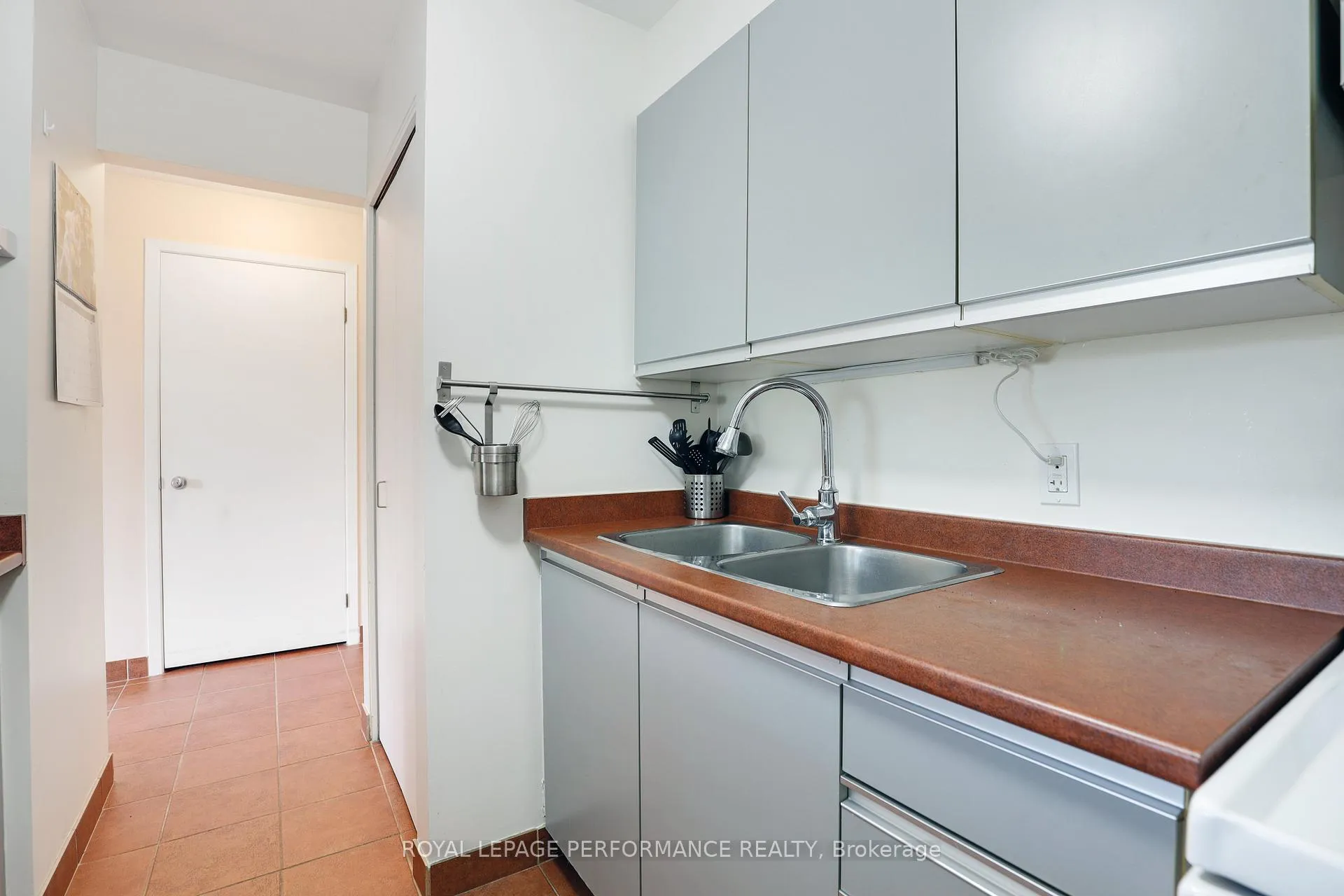 Photo 12 of Unit 412, 280 Brittany Drive, Ottawa, Viscount Alexander Park — HOMEH