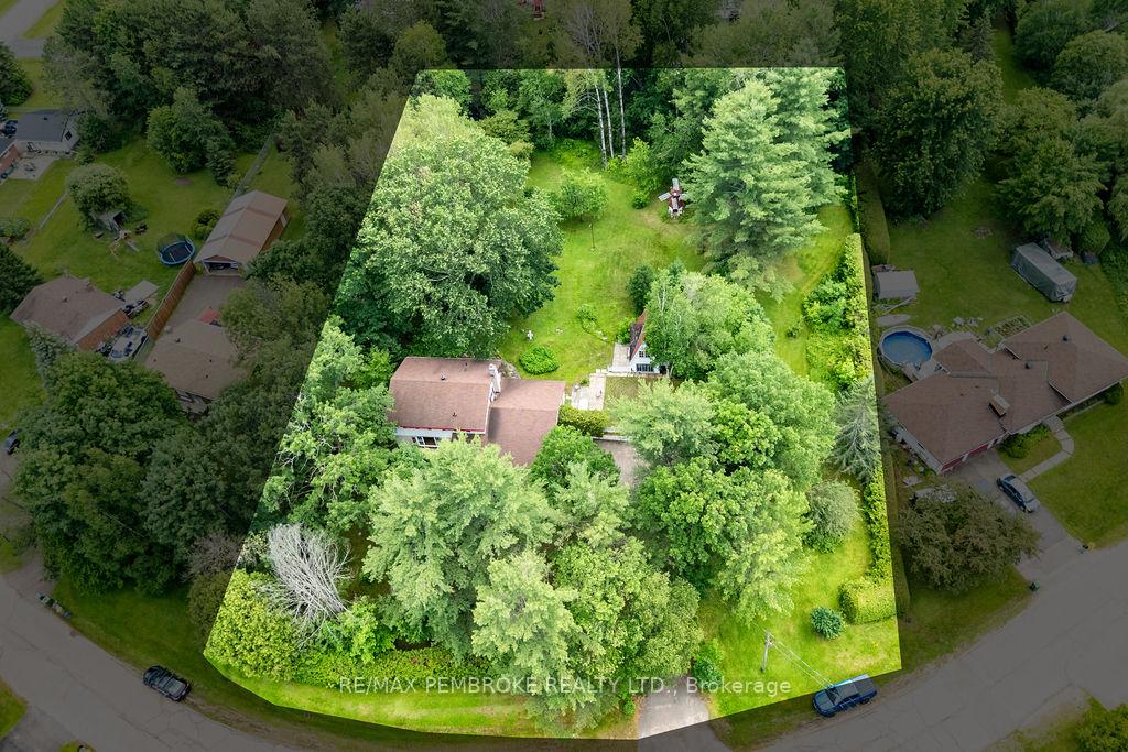 Photo 2 of 775 Pinegrove Crescent, Petawawa, Petawawa — HOMEH