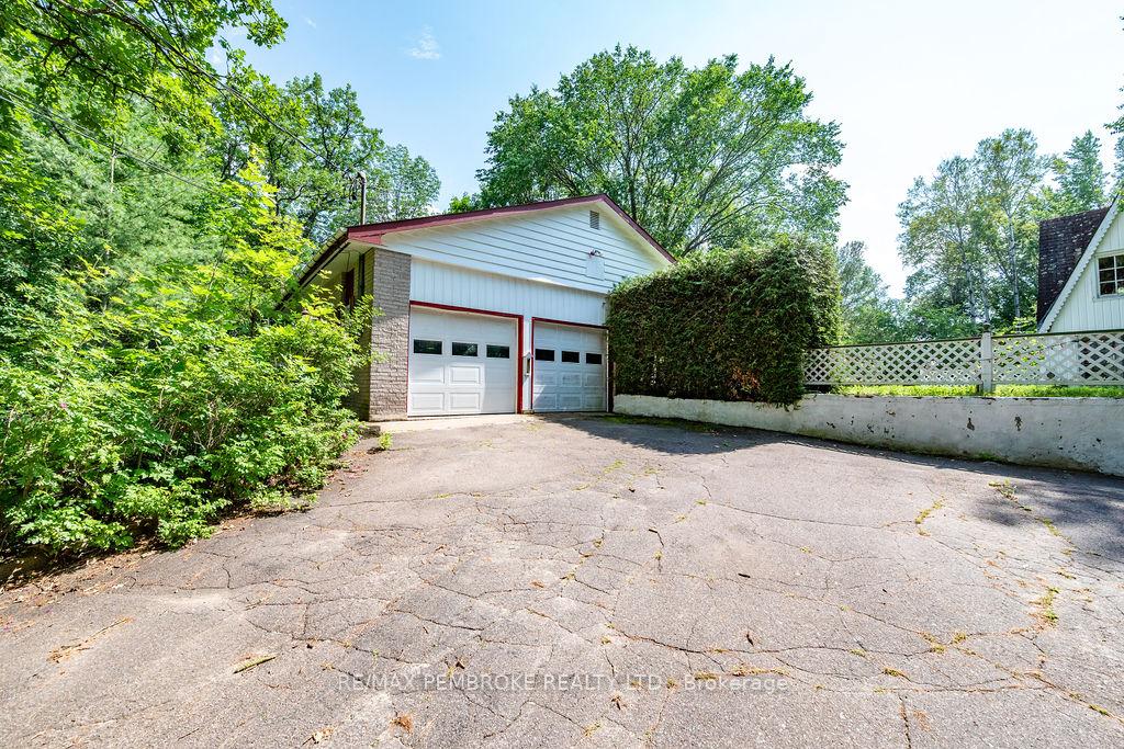 Photo 3 of 775 Pinegrove Crescent, Petawawa, Petawawa — HOMEH