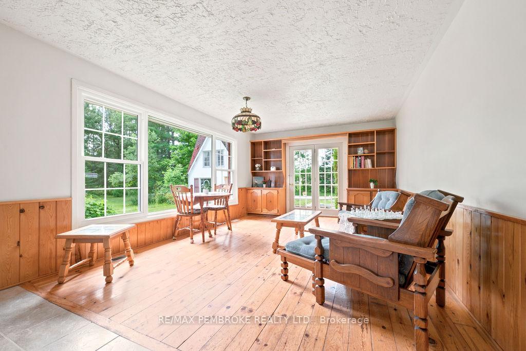 Photo 8 of 775 Pinegrove Crescent, Petawawa, Petawawa — HOMEH