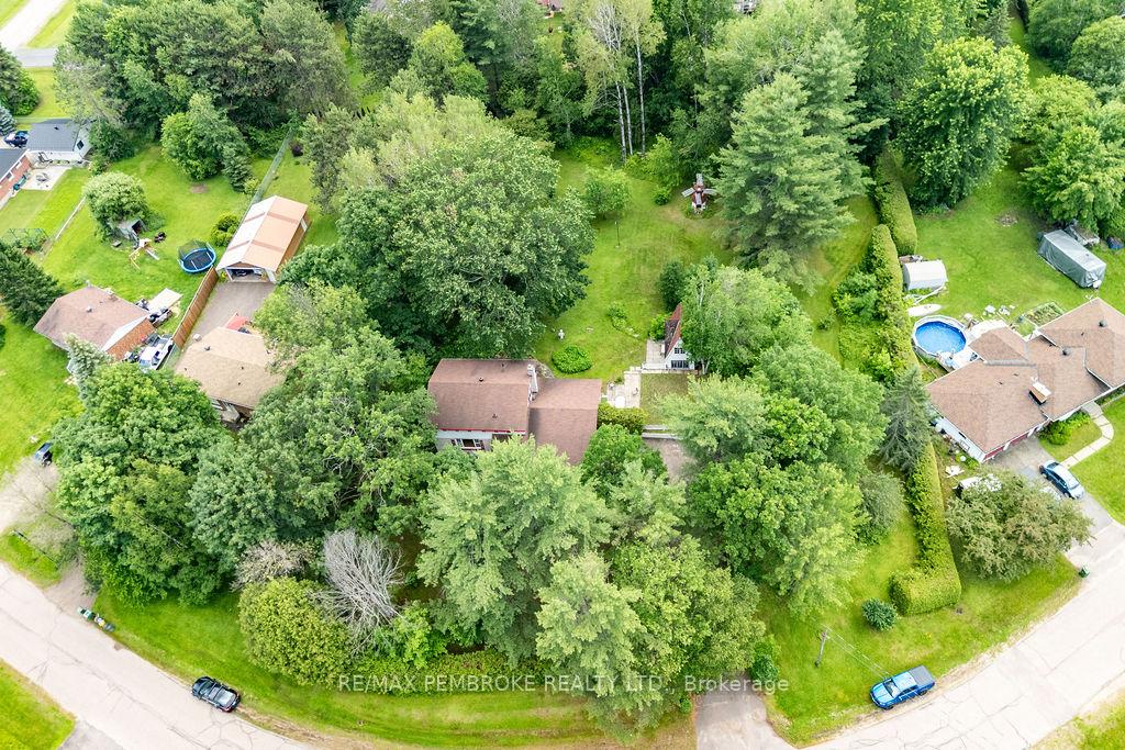 Photo 10 of 775 Pinegrove Crescent, Petawawa, Petawawa — HOMEH