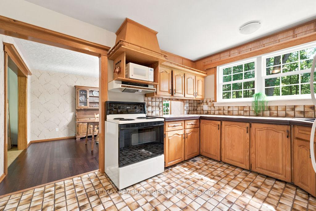 Photo 15 of 775 Pinegrove Crescent, Petawawa, Petawawa — HOMEH