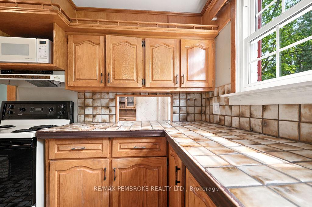 Photo 16 of 775 Pinegrove Crescent, Petawawa, Petawawa — HOMEH