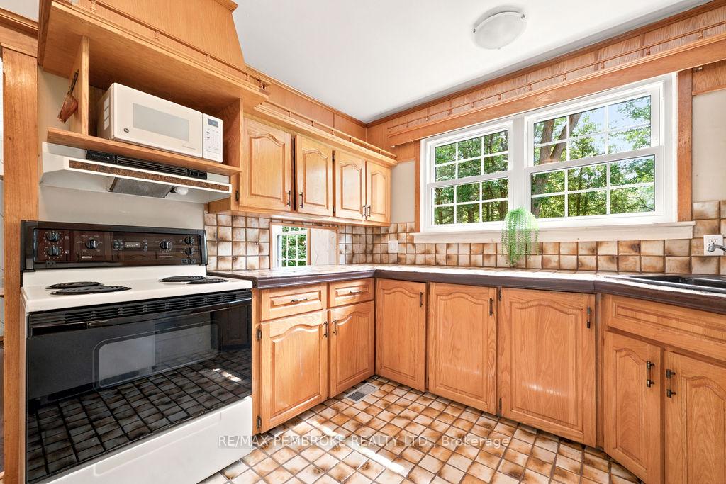 Photo 17 of 775 Pinegrove Crescent, Petawawa, Petawawa — HOMEH