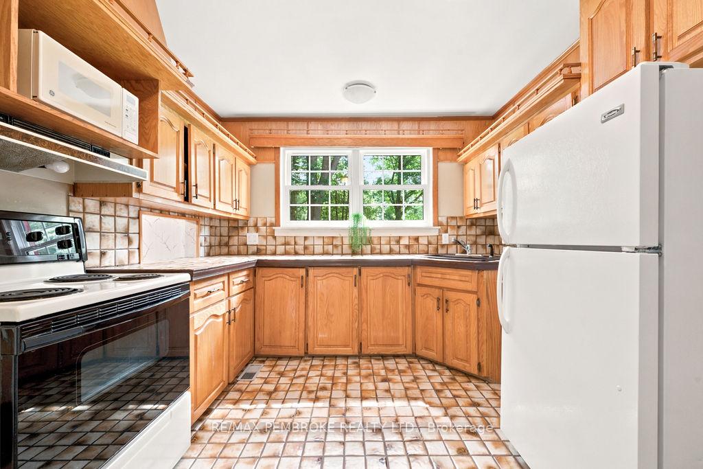 Photo 18 of 775 Pinegrove Crescent, Petawawa, Petawawa — HOMEH