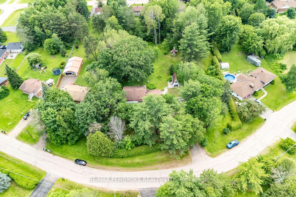 Photo 40 of 775 Pinegrove Crescent, Petawawa, Petawawa — HOMEH