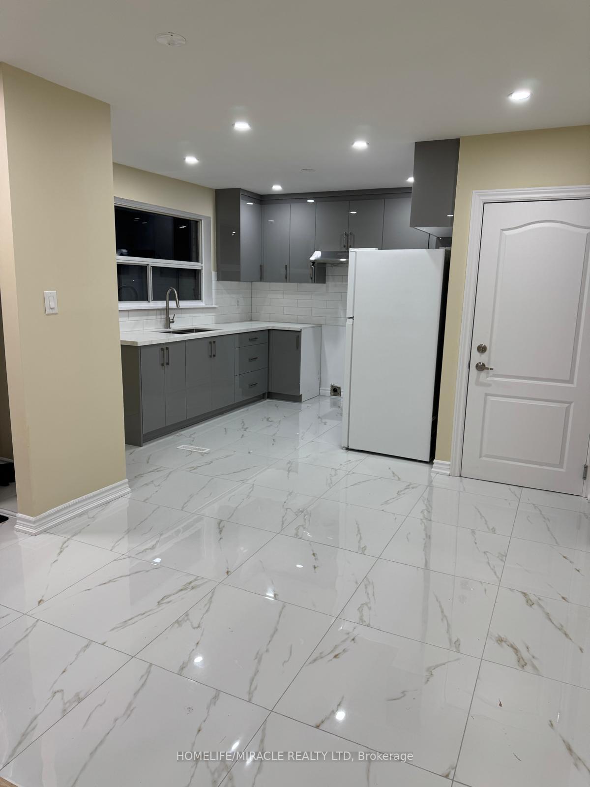 Photo 6 of 28 Alexandria Crescent, Brampton, Avondale — HOMEH