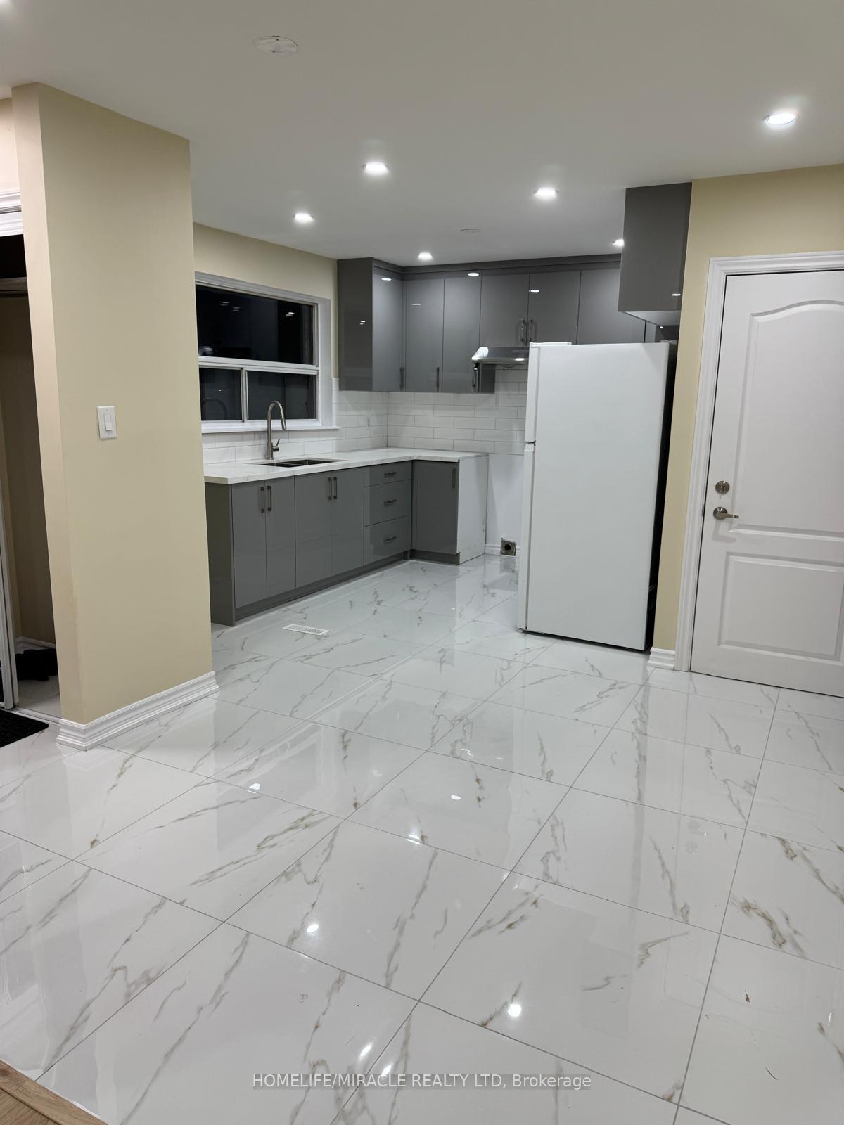 Photo 18 of 28 Alexandria Crescent, Brampton, Avondale — HOMEH