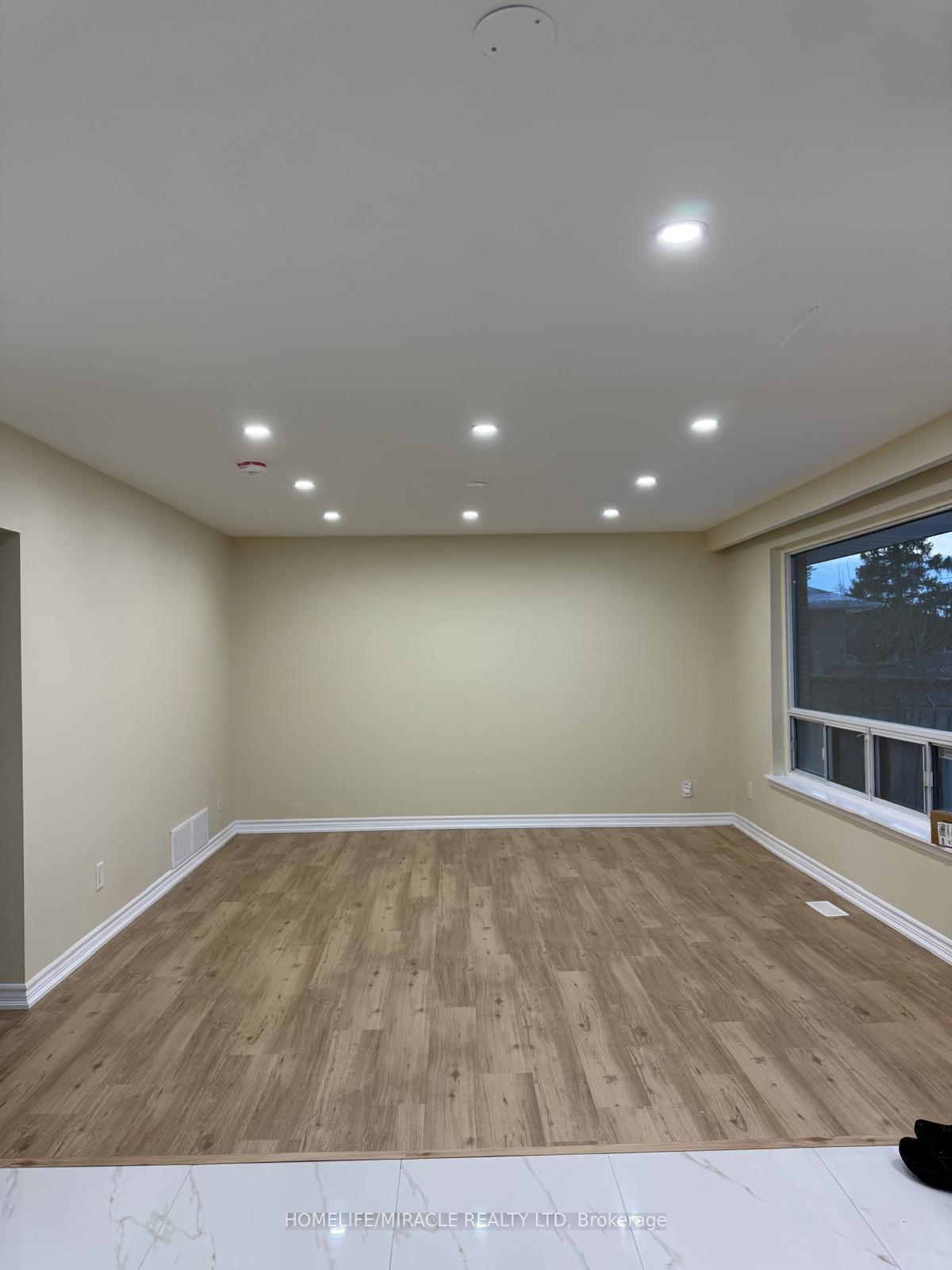Photo 21 of 28 Alexandria Crescent, Brampton, Avondale — HOMEH