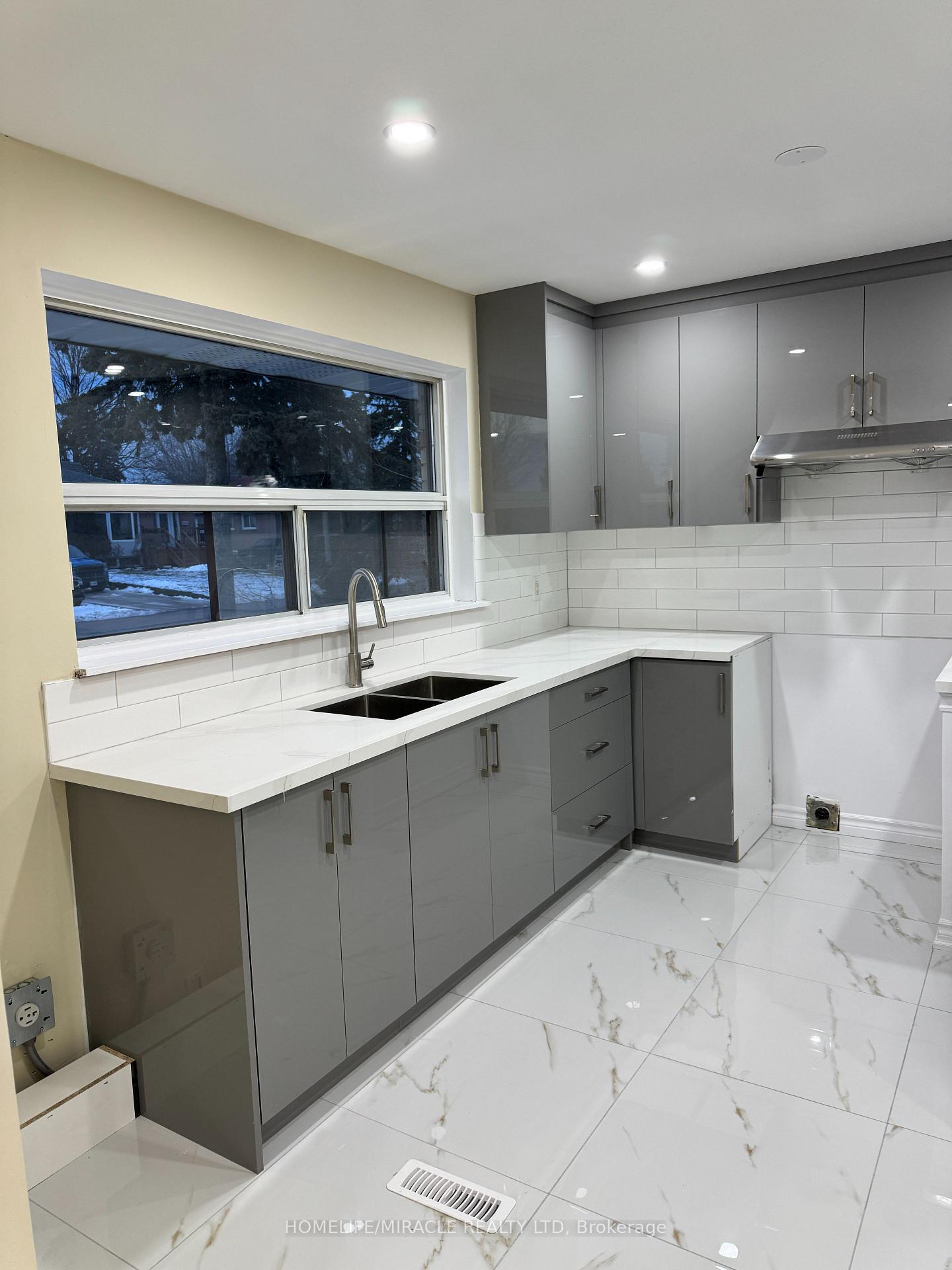 Photo 24 of 28 Alexandria Crescent, Brampton, Avondale — HOMEH