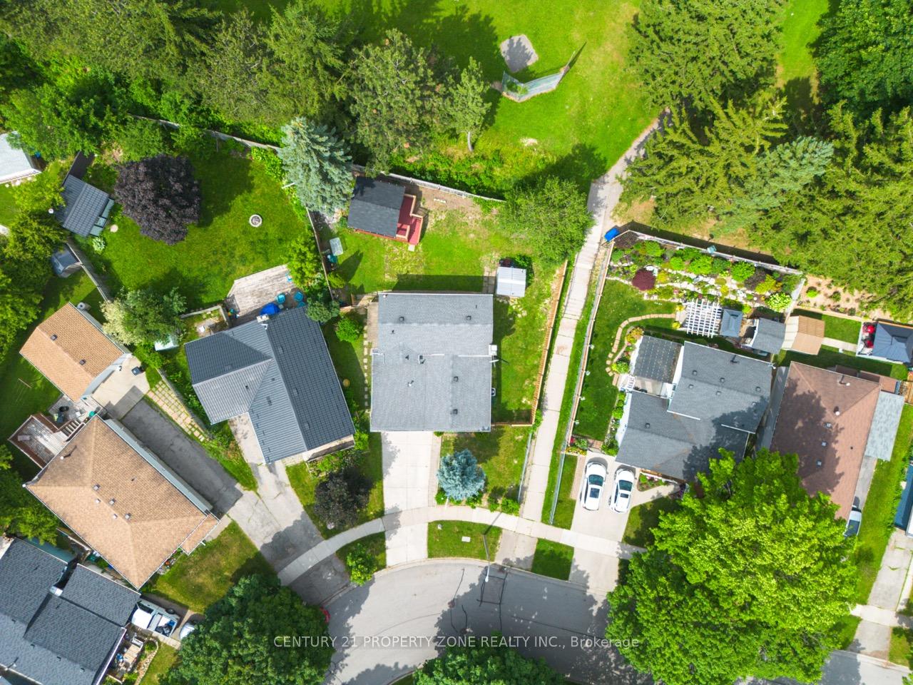 Photo 2 of 102 Hickory Heights Crescent, Kitchener, Forest Hill — HOMEH