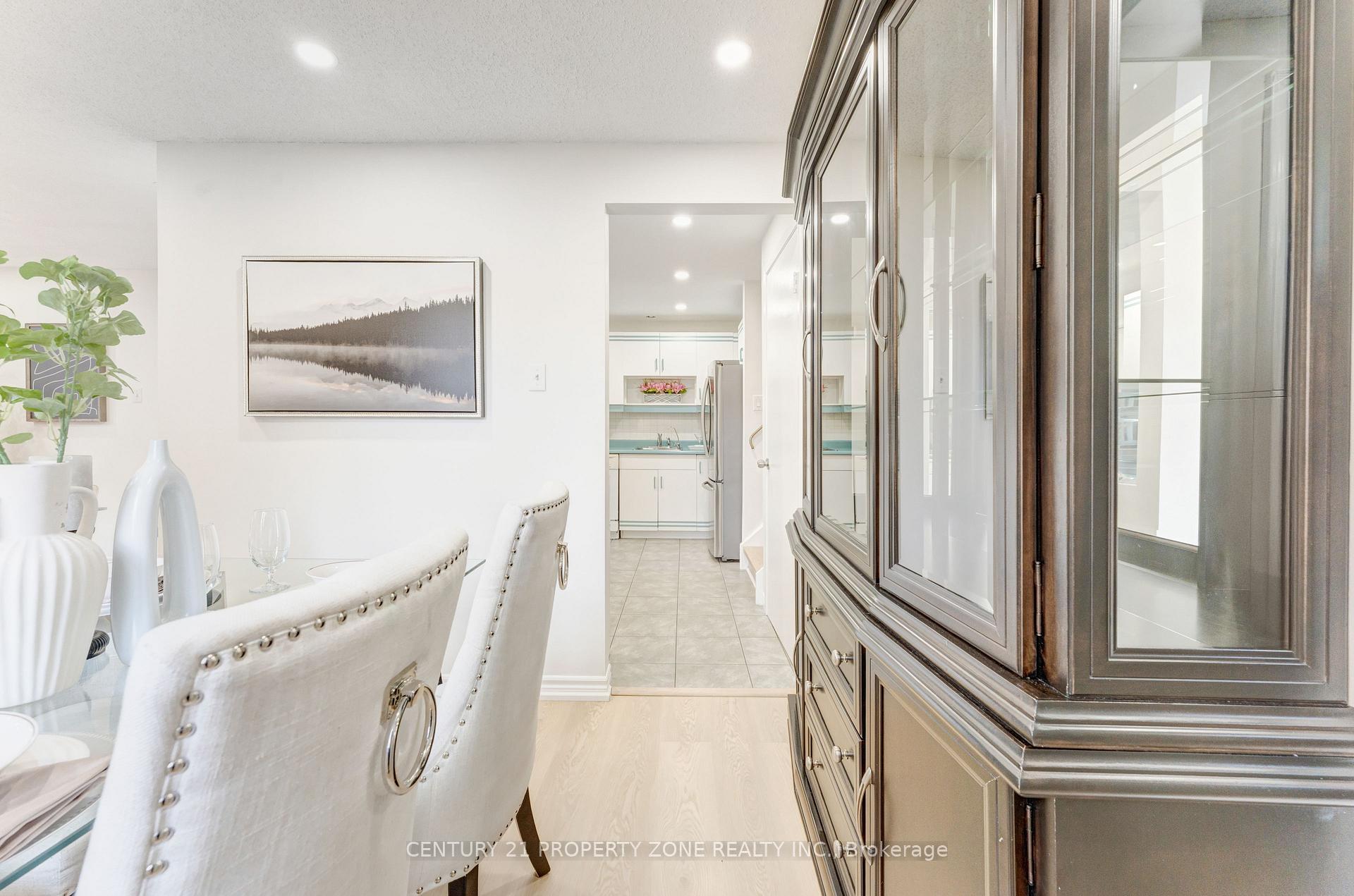 Photo 5 of 102 Hickory Heights Crescent, Kitchener, Forest Hill — HOMEH