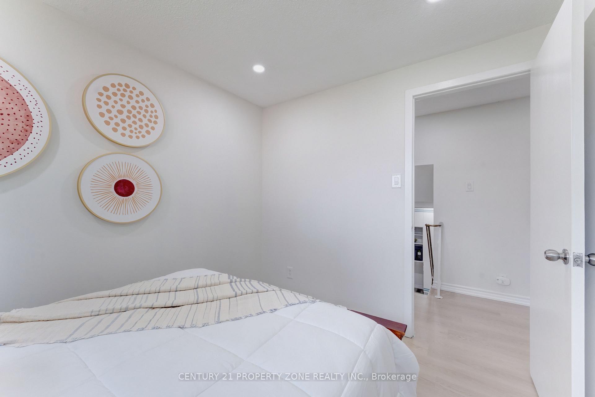 Photo 12 of 102 Hickory Heights Crescent, Kitchener, Forest Hill — HOMEH