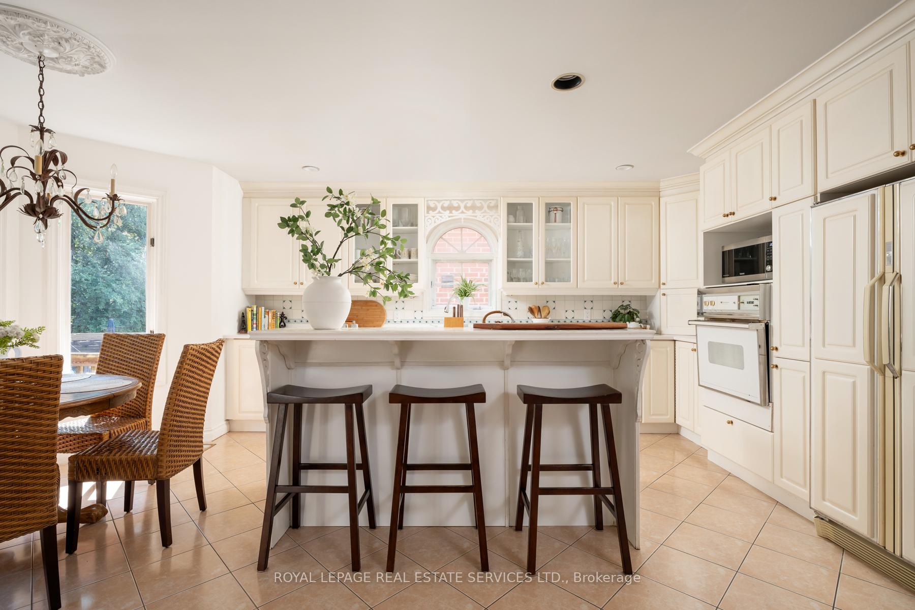 Photo 17 of 33 Lynnhaven Road, Toronto, Englemount-Lawrence — HOMEH