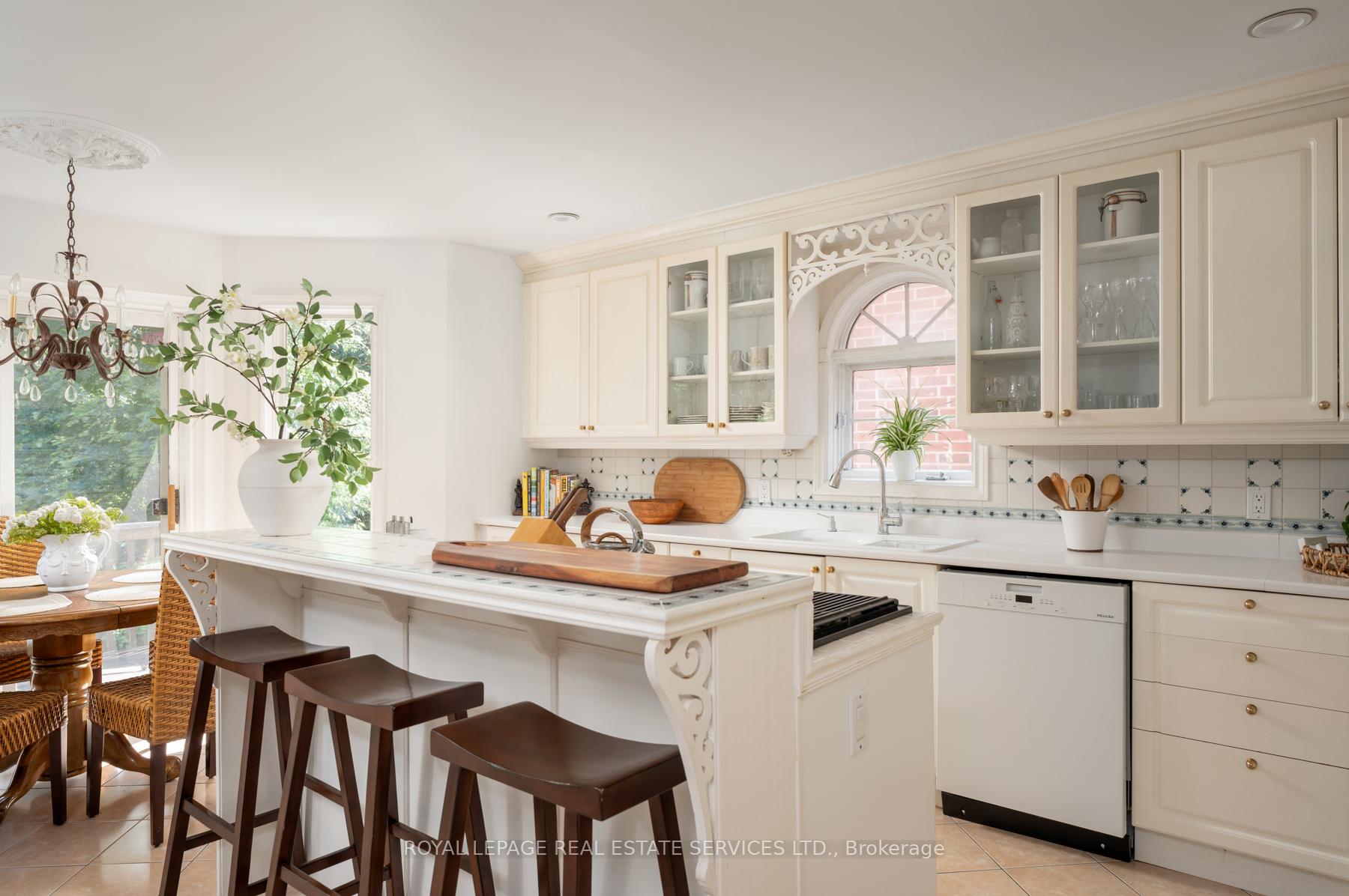 Photo 18 of 33 Lynnhaven Road, Toronto, Englemount-Lawrence — HOMEH