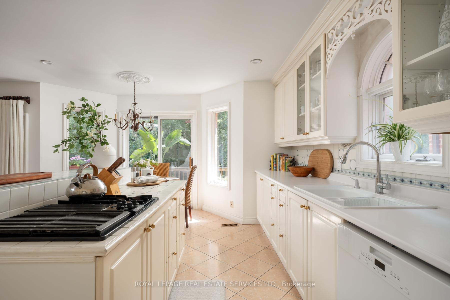 Photo 19 of 33 Lynnhaven Road, Toronto, Englemount-Lawrence — HOMEH