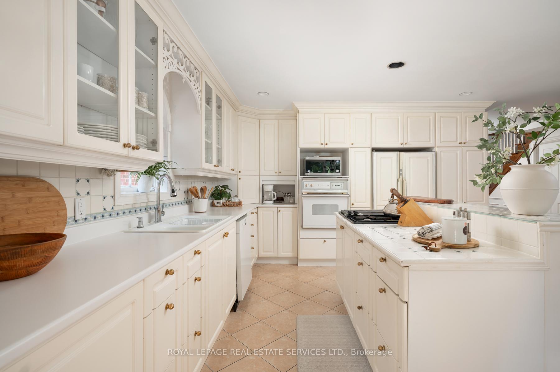 Photo 21 of 33 Lynnhaven Road, Toronto, Englemount-Lawrence — HOMEH