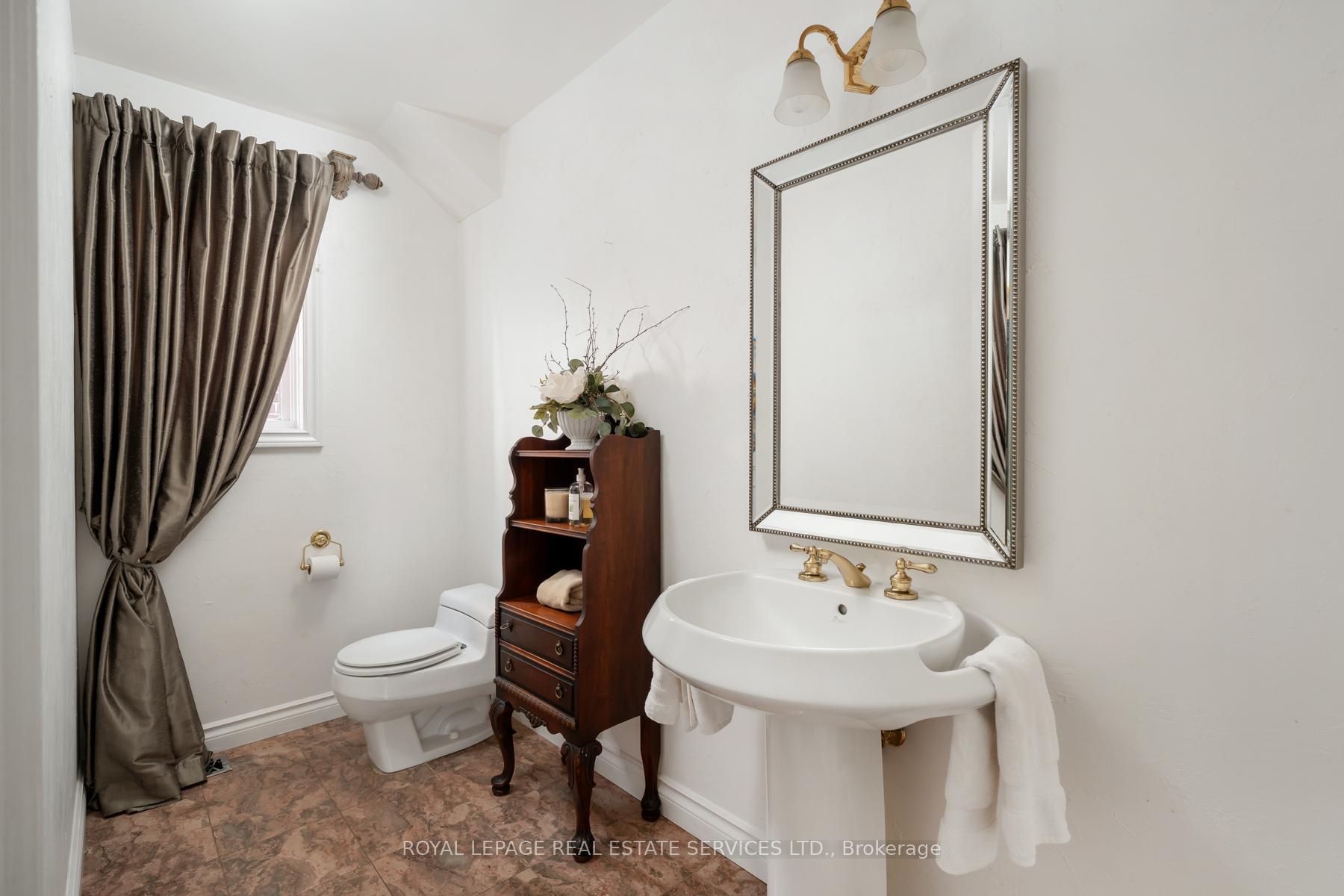 Photo 24 of 33 Lynnhaven Road, Toronto, Englemount-Lawrence — HOMEH