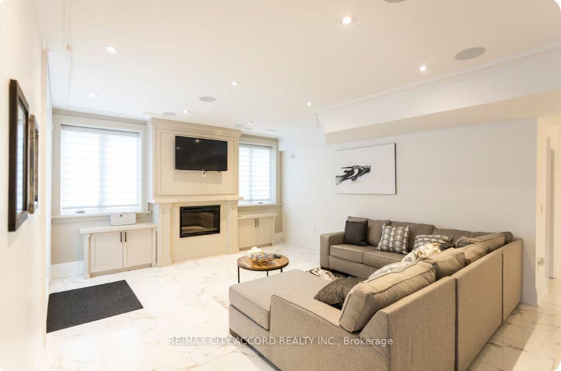 Photo 12 of 98 Upper Canada Drive, North York, St. Andrew-Windfields — HOMEH